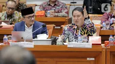 Dirjen Penyelenggaraan Haji dan Umrah (PHU) Hilman Latief (kanan) dan Kepala Badan Pengelola Keuangan Haji (BPKH) Fadlul Imansyah (kiri) memberikan paparan saat rapat dengar pendapat bersama Komisi VIII DPR di Kompleks Parlemen, Senayan, Jakarta, Rabu (8/2/2023). Rapat tersebut membahas masukan atas hasil peninjauan tim panja Biaya Penyelenggaraan Ibadah Haji (BPIH) Komisi VIII DPR ke Arab. (Liputan6.com/Faizal Fanani)