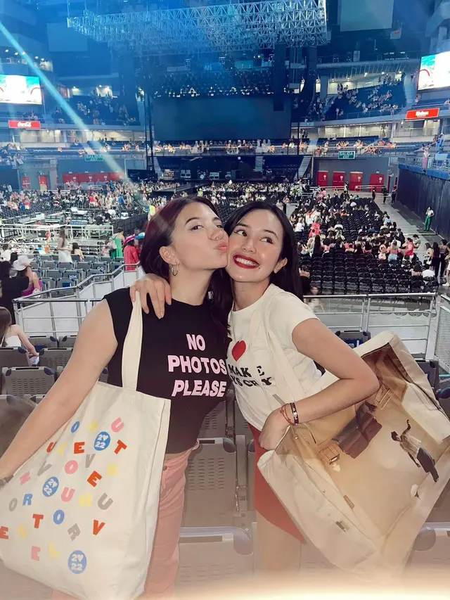 6 Potret Keseruan Beby Tsabina dan Cassandra Lee Nonton Konser Harry Styles