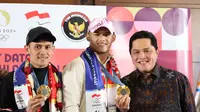 Erick Thohir (kanan) bersama Atlet Indonesia peraih medali emas Olimpiade Paris 2024&nbsp;di Bandara Internasional Soekarno-Hatta, Tangerang, Selasa 13/8/2024). (Abdul Aziz/Bola.com).