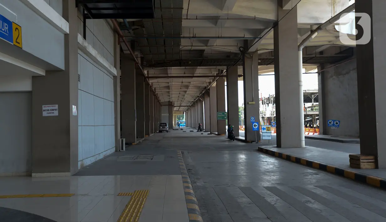 Suasana pelayanan moda transportasi di Terminal Pulogebang, Jakarta, Kamis (7/5/2020). Kementerian Perhubungan (Kemenhub) mengumumkan membuka kembali akses layanan moda transportasi umum mulai Kamis (7/5) ini, namun hal itu tidak membuat terminal menjadi ramai. (merdeka.com/Imam Buhori)