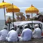 Proses upacara tawur kesanga umat Hindu di Pantai Bom Banyuwangi. (Istimewa)