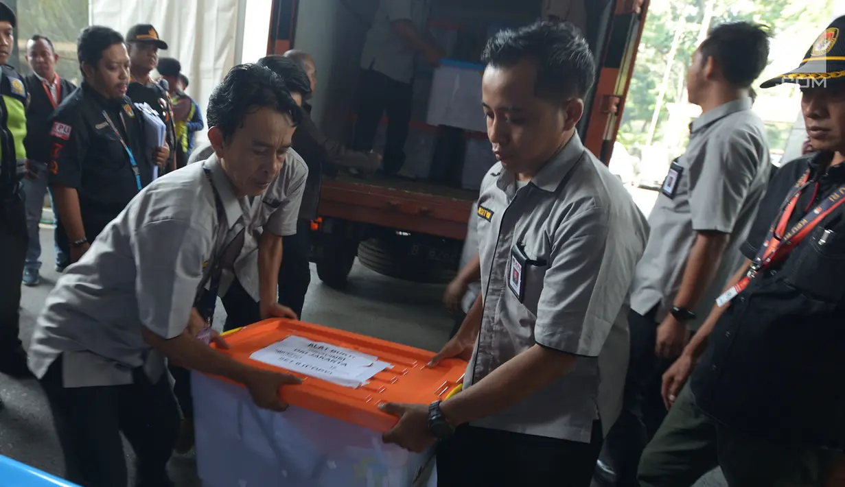Petugas menurunkan boks berisi alat bukti berkaitan dengan Perselisihan Hasil Pemilihan Umum (PHPU) 2019 di gedung Mahkamah Konstitusi (MK), Jakarta, Rabu (12/6/2019). KPU mulai menyerahkan draf jawaban dan alat bukti terkait gugatan sengketa hasil pemilu di MK. (merdeka.com/Imam Buhori)