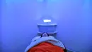 Laura Li tidur siang di YeloSpa, di New York, (1/5). Di New York, para pekerja dapat membayar kabin untuk tidur siang, dan mengisi ulang energi tubuh mereka tanpa harus kembali ke rumah. (AFP Photo/Hector Retamal)