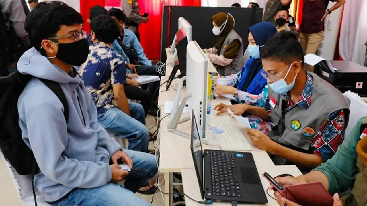 Mahasiswa Universitas Riau mendaftar untuk mendapatkan vaksin Covid-19.