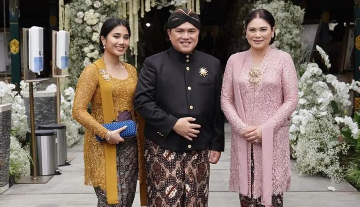 <p>Menteri BUMN Erick Tohir dan istrinya, Elizabeth Tjandra, memakai busana rancangan desainer Didiet Maulana di acara pernikahan Kaesang Pangarep dan Erina Gudono, Sabtu, 10 Desember 2022. (dok. Instagram @erickthohir/<a href="https://www.instagram.com/p/Cl-ewk0rSfQ/">https://www.instagram.com/p/Cl-ewk0rSfQ/</a>)</p>