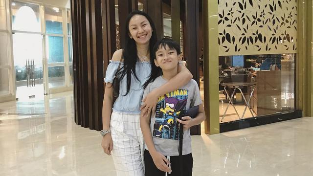 [Bintang] Tak Serumah, Ini 8 Potret Kebersamaan Kalina Oktaranny dan Azka