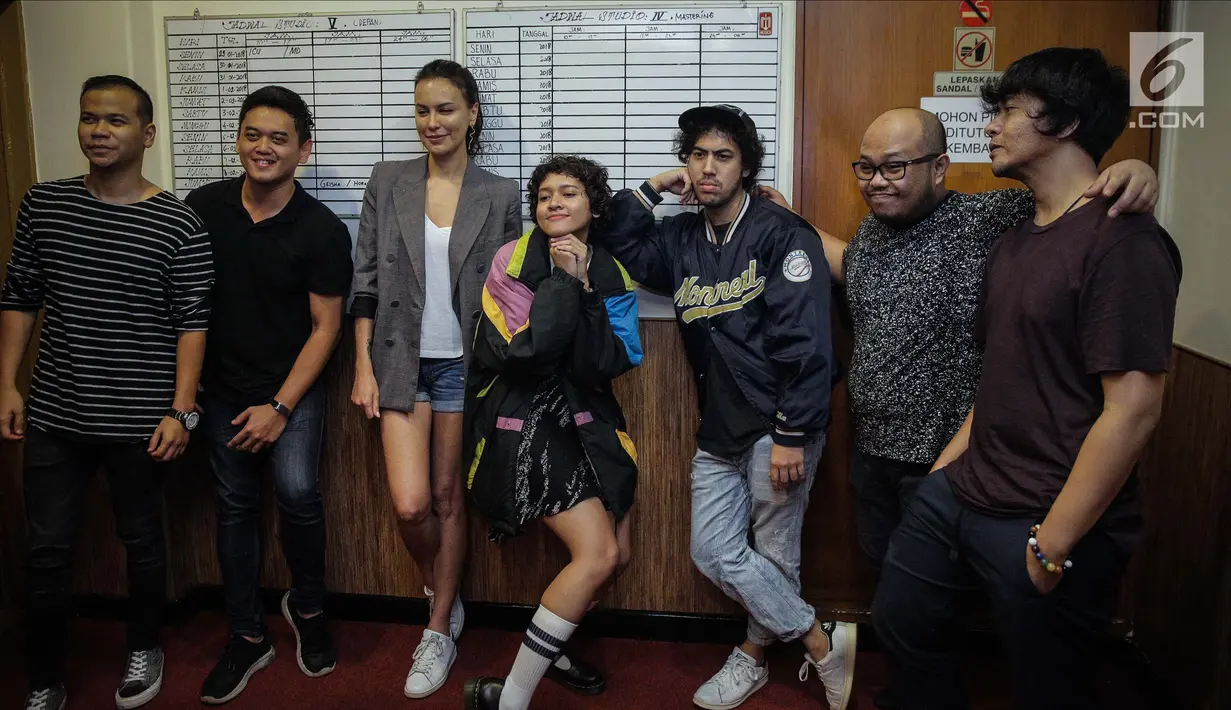 Aktris Sophia Latjuba berfoto bersama personel band NeV+ usai menggelar latihan di Musica Studio, Jakarta, Jumat (26/1). (Liputan6.com/Faizal Fanani)