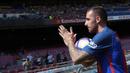 Striker baru Barcelona, Paco Alcacer menyapa suporter Barca. Alcacer dibeli La Blaugrana dari Valencia dengan nilai transfer yang diperkirakan 30 juta euro atau sekitar Rp 442,51 miliar. (AFP/Lluis Gene)