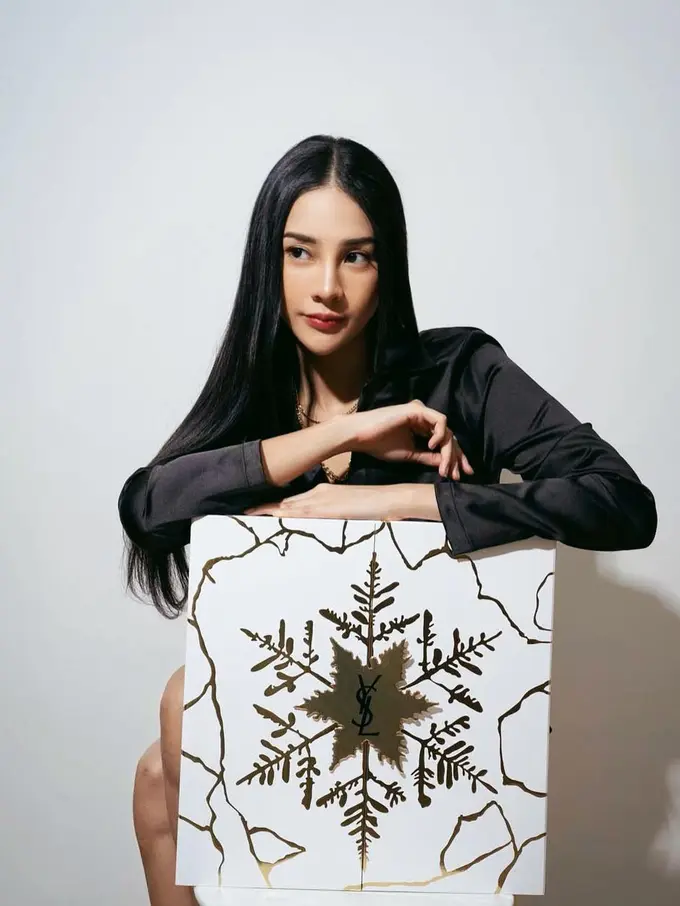 Artis berambut panjang