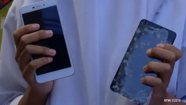 [Bintang] Cerita Bahagia Dini, Pelajar di Depok yang Dibelikan HP Baru oleh Presiden Jokowi