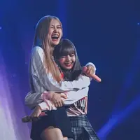 Rose dan Lisa BLACKPINK sempat buat fans khawatir karena sikap yang mereka tunjukkan di panggung. [Twitter.com]