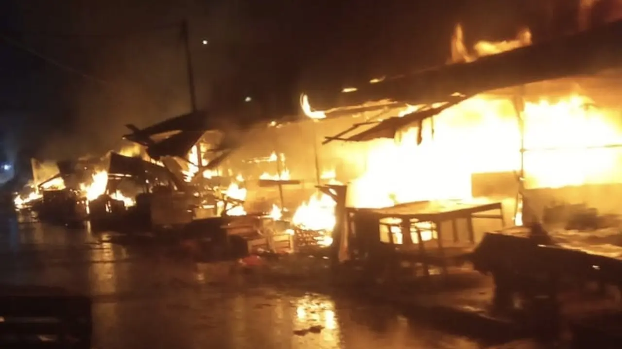 Sejumlah lapak pedagang di dekat UPT Pasar Kemiri Muka, Kecamatan Beji, Kota Depok, Jawa Barat mengalami kebakaran.