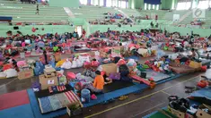 Warga pengungsi Gunung Agung beraktivitas di GOR Swecapura, Klungkung, Bali, Senin (27/11). Warga di kawasan rawan bencana kembali mengungsi ke sejumlah titik penampungan menyusul peningkatan status Gunung Agung ke level awas. (Liputan6.com/Andi Jatmiko)