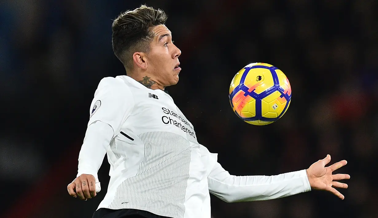 Gelandang Liverpool, Roberto Firmino mengendalikan bola selama pekan 18 Premier League ketika bertandang ke markas AFC Bournemouth di Vitality Stadium, Minggu (17/12). Liverpool mencukur tuan rumah AFC Bournemouth empat gol tanpa balas. (GLYN KIRK / AFP)