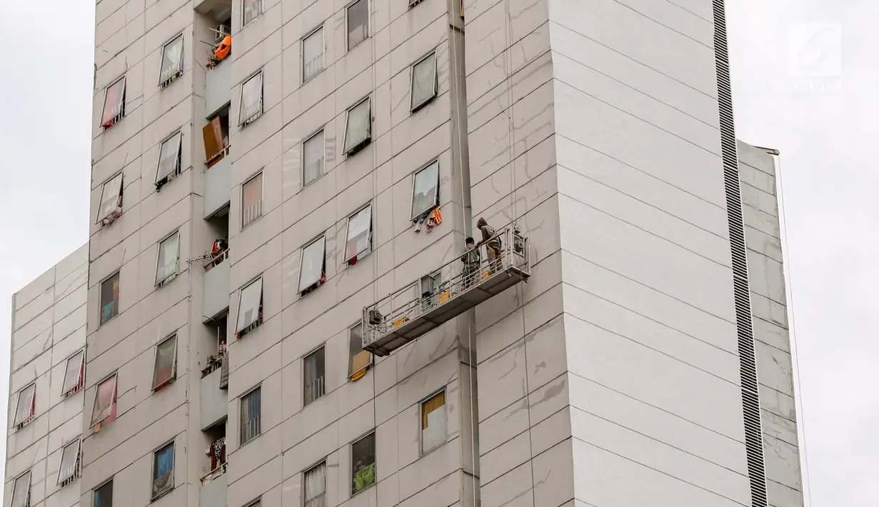 Pekerja mengecat dinding Rusun Jatinegara Barat di Jakarta, Selasa (18/9). Rusunawa Jatinegara Barat terdiri dari dua tower, 16 lantai, dengan kapasitas mencapai 520 unit. (Liputan6.com/Immanuel Antonius)