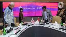 Menteri Komunikasi dan Informatika Johnny G Plate dan Menteri Komunikasi dan Multimedia Malaysia Tan Sri Annuar Musa bersiap melakukan pertemuan bilateral di Kantor Kementerian Kominfo, Jakarta, Jumat (19/8/2022). Dalam pertemuan bilateral tersebut kedua menteri mendiskusikan berbagai hal termasuk infrastruktur dan tata kelola ruang digital. (Liputan6.com/Johan Tallo)