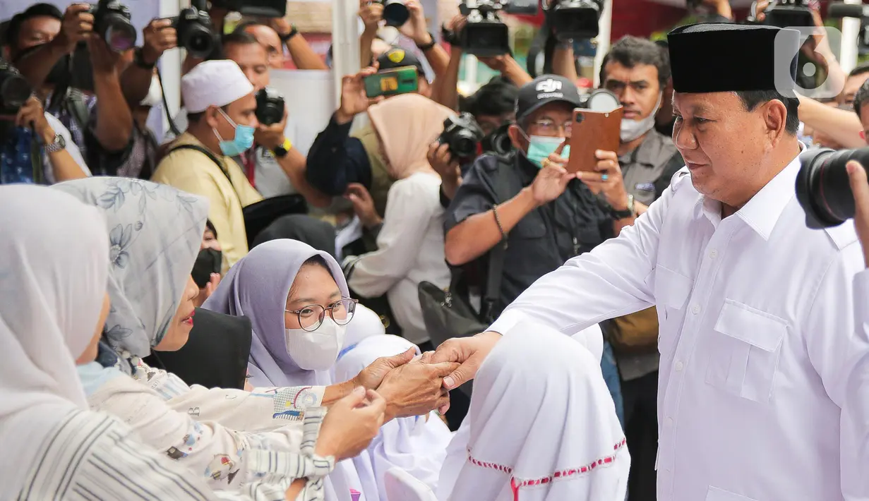 Ketua Umum Partai Gerindra, Prabowo Subianto bersalaman dengan warga saat tiba menghadiri perayaan HUT ke-15 Partai Gerindra, di Kantor DPP Partai Gerindra, Jakarta, Senin (6/2/2023). HUT ke-15 Partai Gerindra merupakan momen berharga karena dilaksanakan sebelum Pemilu 2024 dan juga untuk melakukan konsolidasi internal untuk semakin memperkuat kekuatan partai. (Liputan6.com/Faizal Fanani)