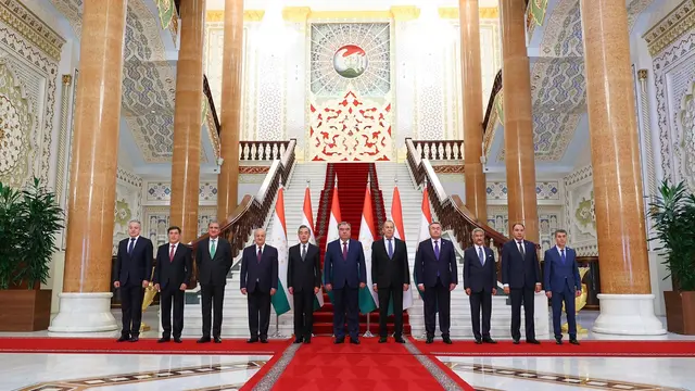 Para menteri luar negeri dan pejabat Organisasi Kerjasama Shanghai berpose untuk foto pada pertemuan di Dushanbe, Tajikistan pada bulan Juli.