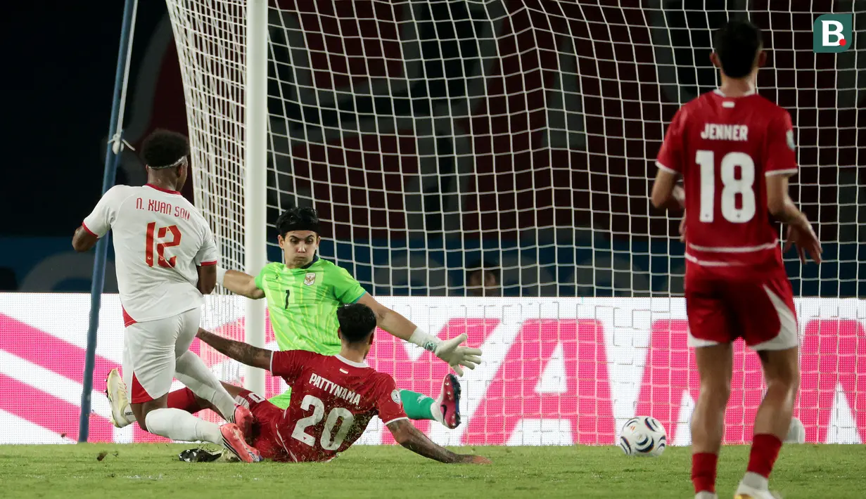 Penyerang Vietnam, Nguyen Xuan Son (kiri), mencetak gol ketiga ke gawang Timnas Indonesia setelah melewati hadangan kiper Nadeo Argawinata dan bek Shayne Pattynama pada laga ketiga Grup A Piala AFF 2026 di Stadion Pakansari, Bogor, Senin (3/8/2026) malam WIB. Gol pada menit ke-71 tersebut memastikan kemenangan Vietnam 3-0 atas skuad Garuda. (Kapanlagi.com/Budy Santoso)