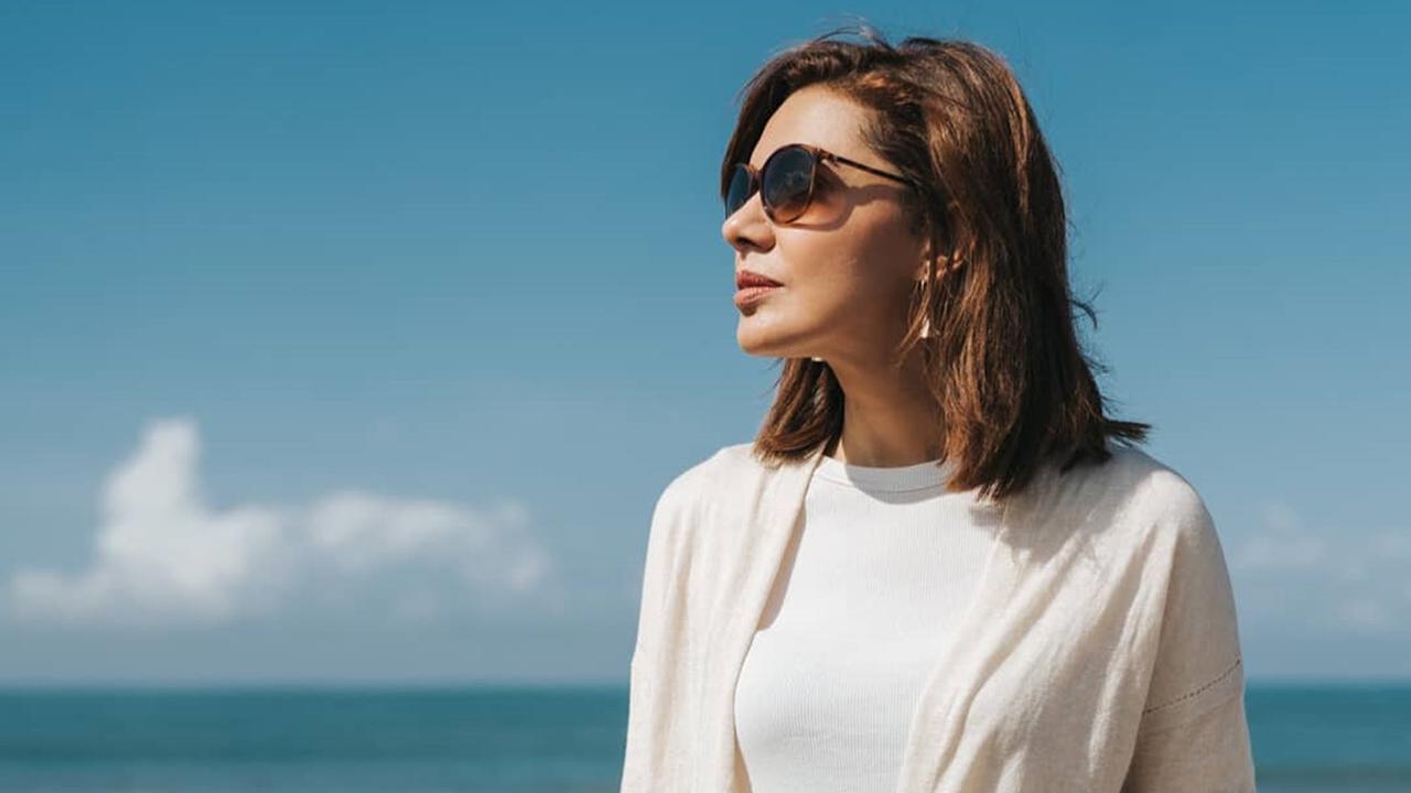 Potret Najwa Shihab Saat Berlibur di Pantai, Melepas Penat