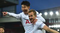 Son Heung-min dan Harry Kane. Duo Tottenham Hotspur, Son Heung-min dan Harry Kane menjadi duet penyerang paling menakutkan di Liga Inggris musim 2021/2022. Kontribusi besar keduanya untuk Spurs tercermin dari total gol dan assist yang dicetak Son Heung-min dengan 23 gol dan 9 assist, sementara Harry Kane mampu mencetak 17 gol dan 9 assist. (AFP/Paul Ellis)