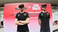 Pembalab Pertamina Enduro VR46 Racing Team, Fabio Di Giannantonio dan Franco Morbidelli hadir dalam acara football challenge Pembalap Pertamina Enduro di Stadion Madya, Senayan, Jakarta pada Jumat, (24/1/2025). (Bola.com/Abdul Aziz)