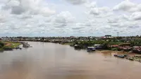 Deretan pemukiman warga bertebaran di sepanjang alur Sungai Batanghari. (B Santoso/Liputan6.com)