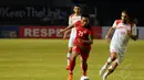 Gelandang timnas Indonesia, M Ridwan (tengah) menghindari kawalan Ahmad Deeb (Suriah - kanan) saat berlaga di Stadion GBK Jakarta, (15/11/2014). Timnas Indonesia kalah 0-2 dari Suriah. (Liputan6.com/Helmi Fithriansyah)