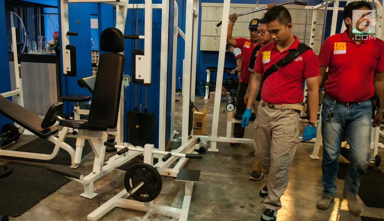 Petugas berada di Atlantis Gym, Kelapa Gading, Jakarta, Selasa (23/5). Ruko tiga lantai ini dijadikan sebagai tempat pesta gay oleh 141orang pria. (Liputan6.com/Gempur M Surya)