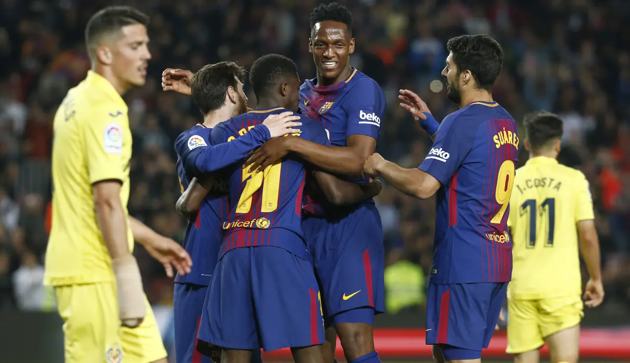 Para pemain Barcelona merayakan gol Ousmane Dembele (tengah) saat melawan Villareal pada laga La Liga Santander di Camp Nou stadium, Barcelona, (9/5/2018). Barcelona menang telak 5-1. (AFP/Pau Barrena)