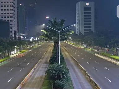 Suasana lengang kawasan Sudirman, Jakarta, Rabu (12/5/2021) malam. Polda Metro Jaya memberlakukan crowd free night untuk mencegah kerumunan takbir keliling di malam Idul Fitri 1442 yang berlaku mulai pukul 22:00 malam ini. (Liputan6.com/Herman Zakharia)