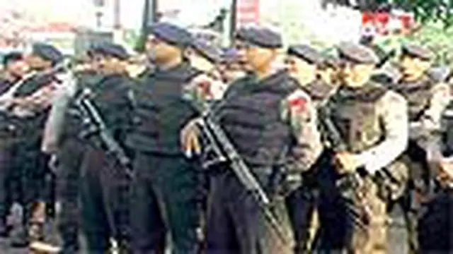 Polisi dan Satpol PP Jaga Sidang Blowfish