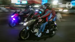 Pemudik yang menggunakan sepeda motor melewati Jalan Dr. H Juanda, Bekasi, Jawa Barat, (29/4/2022). Pada H-3 Idul Fitri 1443 H Pemudik yang menggunakan sepeda motor memadati bekasi untuk menggunakan jalur pantura untuk sampai ke kampung halaman. (Liputan6.com/ Johan Tallo)