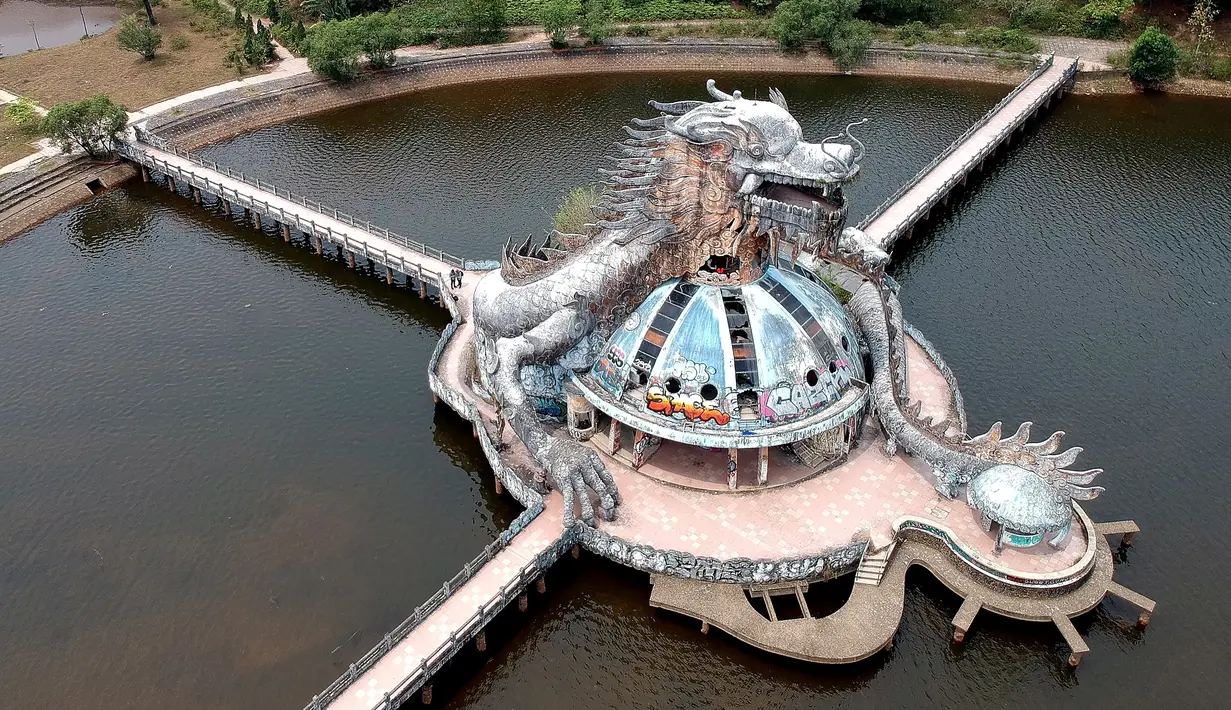 Foto udara pada 27 April 2019 menunjukkan Taman Air Ho Thuy Tien yang telah lama ditinggalkan di kota Hue, Vietnam. Ho Thuy Tien dibangun di tepi danau Thuy Tien, sebuah bangunan berbentuk naga menjadi daya tarik utama komplek hiburan ini. (Manan VATSYAYANA/AFP)