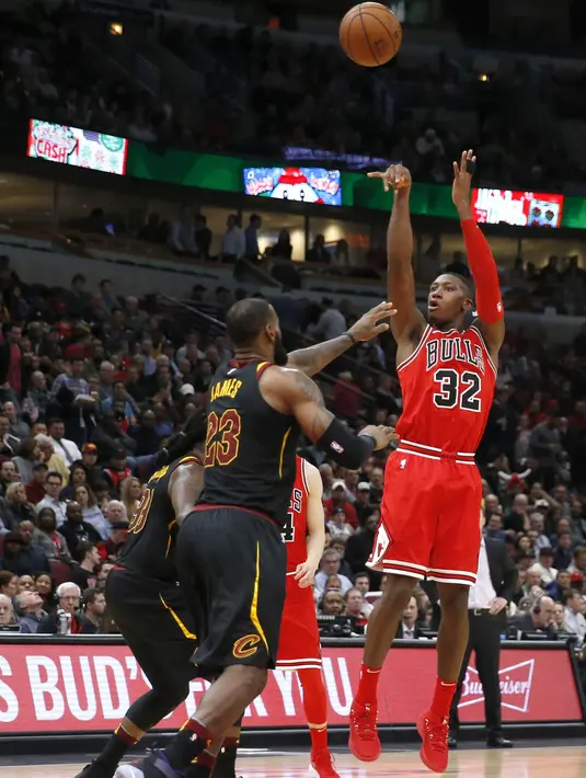 Pebasket Chicago Bulls, Kris Dunn, berusaha memasukkan bola saat melawan Cleveland Cavaliers pada laga NBA di United Center, Selasa (5/12/2017). Cleveland Cavaliers menang 113-91 atas Chicago Bulls. (AP/Charles Rex Arbogast)
