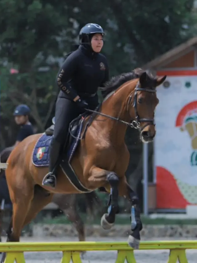 Potret Sharla Martiza sedang berkuda (Sumber: Instagram/adrianmaulana)