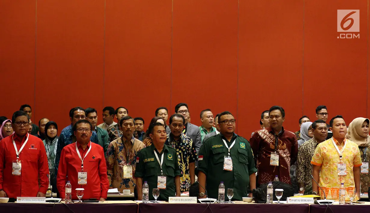 Sejumlah perwakilan partai menyanyikan lagu Indonesia Raya saat Rekapitulasi Nasional Hasil Verifikasi dan Penetapan Parpol Peserta Pemilu 2019, Jakarta (17/2). Sebanyak 14 partai politik lolos sebagai peserta Pemilihan Umum 2019.(Liputan6.com/JohanTallo)