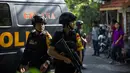 Tim Gegana Brimob Jawa Timur melakukan penjagaan di sekitar gereja di Surabaya menyusul ledakan bom, Minggu (13/5). Ledakan terjadi di tiga gereja, yakni Santa Maria di Ngagel, GKI di Jalan Diponegoro dan gereja di Jalan Arjuna. (AFP/JUNI KRISWANTO)