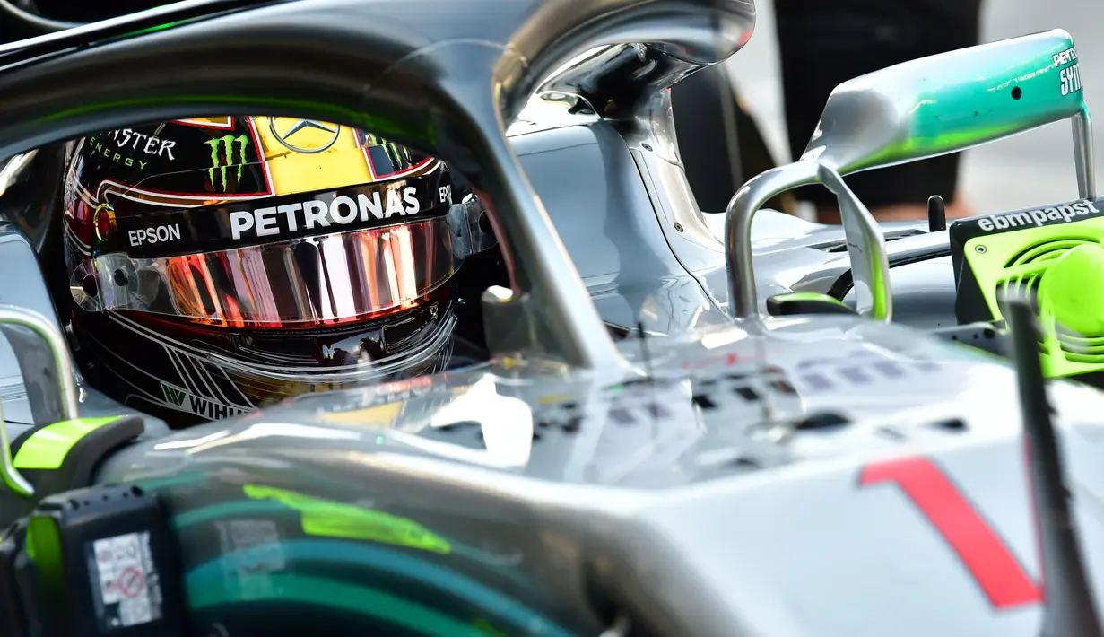 Pembalap Mercedes, Lewis Hamilton mengendarai mobilnya saat sesi latihan pertama jelang GP F1 Abu Dhabi di Sirkuit Yas Marina, Jumat (23/11). Hamilton memakai nomor balap 1 pada mobilnya saat sesi latihan. (GIUSEPPE CACACE/AFP)