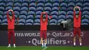 (Dari kiri) Pemain Makedonia Utara Aleksandar Trajkovski, Enis Bardhi dan David Babunski menghadiri sesi latihan pada malam laga play-off Piala Dunia 2022 di stadion Dragao di Porto, Senin (28/3/2022). Makedonia Utara akan menantang Portugal pada Rabu, 30 Maret 2022 dini hari WIB. (MIGUEL RIOPA/AFP)