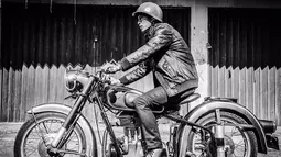 Tak melulu mengendarai motor gede modern, dirinya juga cukup sering naik motor klasik. Meski demikian penampilannya saat pakai jaket kulit dan lengkap dengan helm tetap memesona. (Liputan6.com/IG/@fandych)