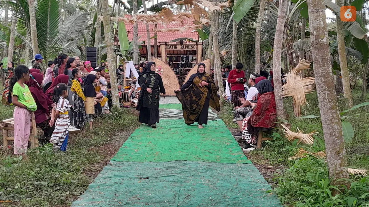 Warga Papring Kelurahan Kalipuro Banyuwangi menggelar fashion show di tengah hutan untuk menyambut hari batik nasional 2022. (Hermawan Arifianto/Liputan6.com).