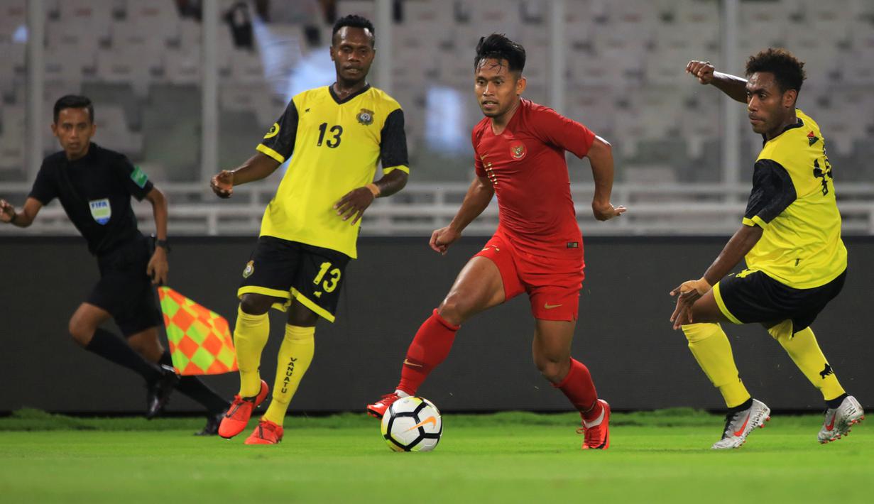 Gelandang Timnas Indonesia, Andik Vermansah, menggiring bola saat melawan Vanuatu pada laga persahabatan di SUGBK, Jakarta, Sabtu (15/6). Indonesia menang 6-0 atas Vanuatu. (Bola.com/Yoppy Renato)