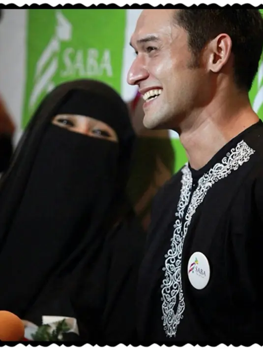 “Ujian demi ujian kami lewati... Prinsip kami sederhana, ringan sm dijinjing, berat sama dipikul.. Kami ga bilang semuanya akan mudah kita lewati bersama...” tulis Soraya Abdullah di akun instagramnya. (via instagram/@umm_shaheed_jannah)