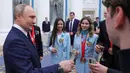 <p>Presiden Rusia Vladimir Putin bersulang dengan atlet Rusia setelah upacara penghargaan untuk pemenang medali Olimpiade Musim Dingin Beijing 2022 di Kremlin di Moskow (26/4/2022). (Mikhail KLIMENTYEV/SPUTNIK/AFP)</p>