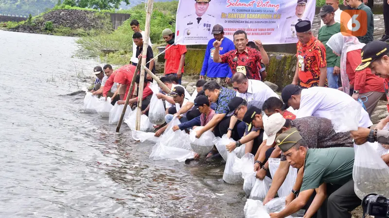 Pj Gubernur Sulsel Bahtiar Baharuddin tebar bibit ikan di Bili-Bili (Liputan6.com/Fauzan)