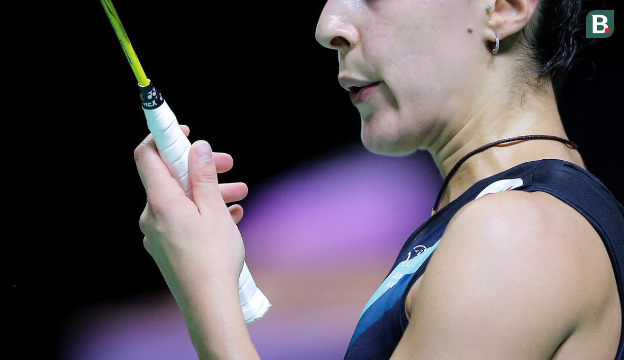Pebulu tangkis tunggal putri Spanyol, Carolina Marin meniup tangannya saat melawan pebulu tangkis China, Chen Yu Fei pada semifinal Indonesia Open 2024 di Istora Senayan, Jakarta, Sabtu (08/06/2024). (Bola.com/Bagaskara Lazuardi)