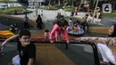 Anak-anak bermain di Taman Sambas Asri, Jakarta, Sabtu (18/6/2022). Menteri Pariwisata dan Ekonomi Kreatif Sandiaga Salahuddin Uno mendeklarasikan Taman Rekreasi Aman, Nyaman, dan Menyenangkan untuk memastikan keamanan dan keselamatan warga maupun wisatawan. (Liputan6.com/Johan Tallo)
