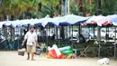 Seorang pedagang membawa makanan untuk dijual di Pantai Pattaya di Provinsi Chonburi, Thailand (15/9/2020). Dengan ditutupnya zona udara dan perbatasan, perekonomian Thailand menderita sejak Maret akibat kurangnya arus kas dari industri pariwisata. (Xinhua/Rachen Sageamsak)