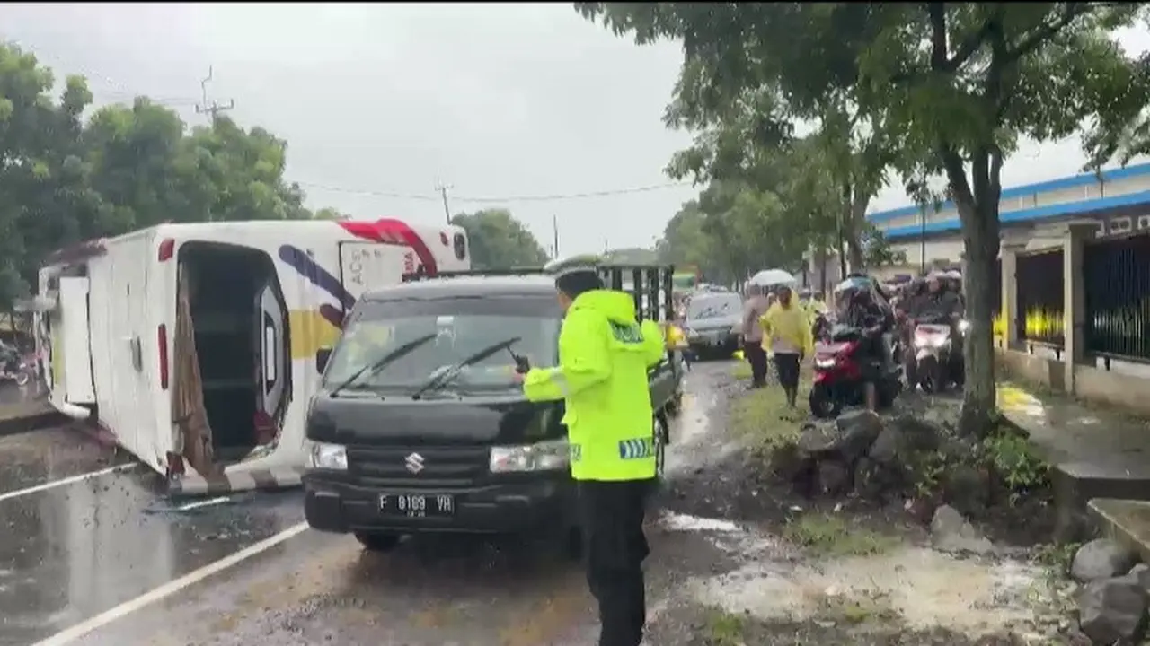 Bus sarat penumpang terguling di Jalan Jalur Lingkar Selatan Kecamatan Warudoyong Kota Sukabumi, 8 penumpang mengalami luka-luka (Liputan6.com/Istimewa)